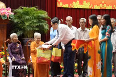 Chủ tịch Quốc hội Trần Thanh Mẫn tặng quà cho các Mẹ Việt Nam Anh hùng, các gia đình chính sách của thành phố Cần Thơ. (Ảnh: Ngọc Thiện/TTXVN)