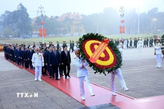 Các đại biểu vào Lăng viếng Chủ tịch Hồ Chí Minh. (Ảnh: TTXVN)