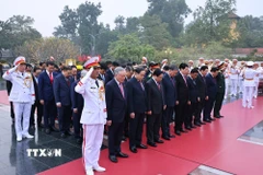 Đoàn đại biểu lãnh đạo Đảng, Nhà nước do Tổng Bí thư Tô Lâm dẫn đầu đến đặt vòng hoa tại Đài tưởng niệm các Anh hùng liệt sỹ trên đường Bắc Sơn (Ba Đình, Hà Nội). (Ảnh: TTXVN)