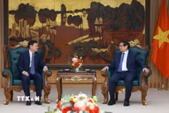 Thủ tướng Phạm Minh Chính tiếp ông Hà Đông Phong, Chủ tịch Tập đoàn Máy bay thương mại Trung Quốc (COMAC). (Ảnh: Dương Giang/TTXVN)