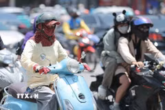 Hà Nội nắng nóng gay gắt, có nơi lên đến 37 độ C. (Ảnh: Minh Quyết/TTXVN)