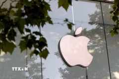 Biểu tượng Apple tại cửa hàng ở Brussels, Bỉ. (Ảnh: THX/TTXVN)