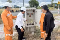 Một tủ điện hạ thế tại Khu đô thị Nam Tuy Hòa (phường Phú Yên, tỉnh Đắk Lắk) bị lấy cắp vật tư, thiết bị điện dù đang được vận hành cung cấp điện cho người dân. (Ảnh: Tường Quân/TTXVN)