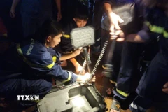 Lực lượng chức năng nổ lực tìm kiếm nạn nhân. (Ảnh: TTXVN phát)