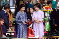 Phu nhân Tổng Bí thư, Chủ tịch nước Tô Lâm, bà Ngô Phương Ly và Phu nhân Tổng thống Hàn Quốc Lee Jae Myung, bà Kim Hae Kyung giao lưu với các nghệ sỹ và trải nghiệm điều khiển quân rối. (Ảnh: Phạm Kiên/TTXVN)