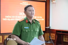Đại tá Võ Duy Tuấn, Phó Giám đốc Công an tỉnh Đắk Lắk, thông tin về vụ việc. (Ảnh: Ngọc Minh/TTXVN)
