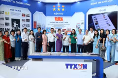 Các đại biểu tại không gian trưng bày của TTXVN tại Hội báo toàn quốc 2026. (Ảnh: An Đăng/TTXVN)