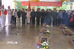 Phút mặc niệm tưởng niệm các liệt sỹ. (Ảnh: Hương Thu TTXVN)