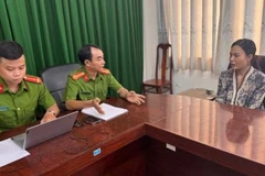 Cán bộ Công an làm việc với Nguyễn Thị Kim Hoa. (Nguồn: Báo Công an Nhân dân)