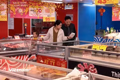 Một gia đình cùng nhau lựa chọn thực phẩm tại siêu thị ở quận Long Biên, Hà Nội. (Ảnh Trần Việt/Vietnam+)