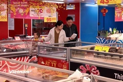Một gia đình cùng nhau lựa chọn thực phẩm tại siêu thị ở quận Long Biên, Hà Nội. (Ảnh Trần Việt/Vietnam+)
