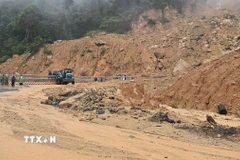 Khối lượng đất đá sạt lở trên đèo Khánh Lê (tỉnh Khánh Hòa) ước tính hàng trăm m3 phủ kín mặt đường. (Ảnh: Đặng Tuấn/TTXVN)