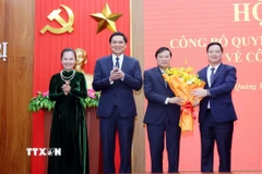 Ban Thường vụ Tỉnh ủy Nghệ An chúc mừng đồng chí Lê Hồng Vinh. (Ảnh: Tá Chuyên/TTXVN)