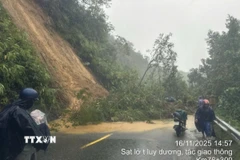 Sạt lở trên tuyến quốc lộ 49 đi qua địa bàn xã A Lưới 3. (Ảnh: TTXVN phát)