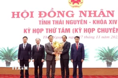 Lãnh đạo Tỉnh ủy Thái Nguyên tặng hoa chúc mừng ông Vương Quốc Tuấn được bầu giữ chức Chủ tịch UBND tỉnh Thái Nguyên. (Ảnh: Trần Trang/TTXVN)