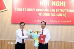 Ông Nguyễn Thành Tâm, Phó trưởng Ban Tổ chức Trung ương trao quyết định của Ban Bí thư điều động, bổ nhiệm cho ông Lữ Quang Ngời. (Ảnh: Trung Hiếu/TTXVN)