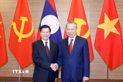 Tổng Bí thư Tô Lâm và Tổng Bí thư, Chủ tịch nước Lào Thongloun Sisoulith. (Ảnh: Phương Hoa/TTXVN)