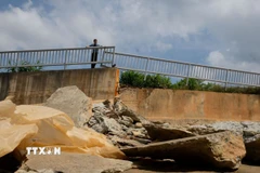 Nền bêtông tại hạng mục đập tràn xả lũ của hồ Đông Thanh hư hại nghiêm trọng do ảnh hưởng của sạt lở. (Ảnh: Nguyễn Dũng/TTXVN)