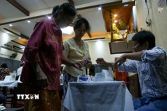 Cử tri bỏ phiếu trong giai đoạn 3 của cuộc tổng tuyển cử tại Yangon, Myanmar, ngày 25/1/2026. (Ảnh: THX/TTXVN)