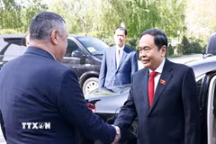 Chủ tịch Hạ viện Uzbekistan Nuriddinjon Ismailov đón Chủ tịch Quốc hội Trần Thanh Mẫn. (Ảnh: Doãn Tấn/TTXVN)