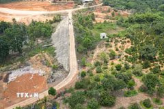 Toàn cảnh hồ chứa nước Đarana bị "đắp chiếu" dù đã hoàn thành từ năm 2022. (Ảnh: Đậu Tất Thành/TTXVN)