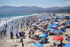 Người dân tại bãi biển Santa Monica ở Los Angeles, California, Mỹ. (Ảnh: THX/TTXVN)