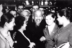 Chủ tịch Hồ Chí Minh với đại biểu Liên Xô và quốc tế tham dự Đại hội lần thứ 22 Đảng Cộng sản Liên Xô, diễn ra tại Moskva, tháng 10/1961. (Ảnh: Tư liệu TTXVN)