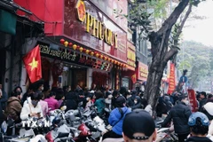 Dòng người xếp hàng chờ mua vàng trên phố Trần Nhân Tông (ảnh chụp lúc 9 giờ ngày 29/1). (Ảnh: Trần Việt/TTXVN)