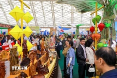 Khách tham quan tấp nập tại Hội chợ mùa Xuân 2026. (Ảnh: TTXVN phát)