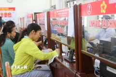 Người dân đến làm thủ tục hành chính công tại phường Thiên Hương. (Ảnh: Minh Thu/TTXVN)