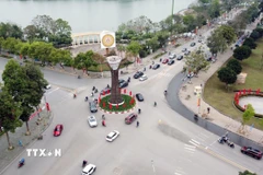 Phương tiện lưu thông trên đường Nguyễn Tất Thành, Trần Phú, thành phố Việt Trì (Phú Thọ). (Ảnh: Tạ Toàn/TTXVN)