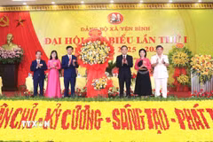 Bí thư Trung ương Đảng, Trưởng Ban Chính sách, chiến lược Trung ương Trần Lưu Quang tặng hoa chúc mừng Đại hội. (Ảnh: Đinh Thùy/TTXVN)