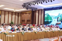 Tổng Bí thư Tô Lâm, Bí thư Quân ủy Trung ương cùng các đồng chí lãnh đạo, nguyên lãnh đạo Đảng, Nhà nước và các đại biểu dự gặp mặt. (Ảnh: Thống Nhất/TTXVN)