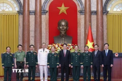 Chủ tịch nước Lương Cường, lãnh đạo Đảng, Nhà nước với các đồng chí được thăng quân hàm, cấp bậc hàm Thượng tướng. (Ảnh: Lâm Khánh/TTXVN)