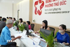 Môi trường làm việc thân thiện, công chức tận tình là những thay đổi tích cực trong nền hành chính công phục vụ. (Ảnh: Hữu Duyên/TTXVN)
