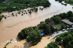 Mực nước sông Mã lên rất nhanh gây ngập lụt Quốc lộ 4G tại xã Mường Hung, giao thông chia cắt. (Ảnh: Quang Quyết/TTXVN)