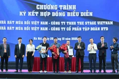 Nhà hát Múa rối Việt Nam đã ký kết hai hợp đồng biểu diễn với Công ty TNHH The Stage VN; Công ty cổ phần tập đoàn HTD. (Ảnh: PV/VIetnam+)