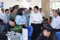 Chủ tịch nước Lương Cường kiểm tra việc vận hành chính quyền hai cấp tại Quảng Ninh. (Ảnh: Lâm Khánh/TTXVN)