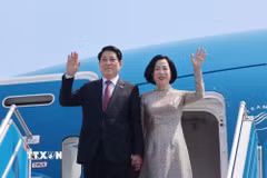 Chủ tịch nước Lương Cường và Phu nhân rời sân bay quốc tế Nội Bài, lên đường thăm cấp Nhà nước Ai Cập và Angola. (Ảnh: Lâm Khánh/TTXVN)
