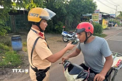 Đội Cảnh sát giao thông số 3, lập chốt kiểm tra nồng độ cồn trên quốc lộ 13 trong ngày 2/8. (Ảnh: Đậu Tất Thành/TTXVN)