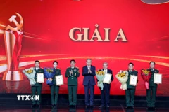 Tổng Bí thư Tô Lâm, Bí thư Quân ủy Trung ương và Đại tướng Phan Văn Giang, Ủy viên Bộ Chính trị, Phó Bí thư Quân ủy Trung ương, Bộ trưởng Bộ Quốc phòng trao giải A cho tác giả và nhóm tác giả. (Ảnh: Thống Nhất/TTXVN)