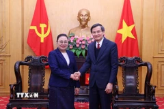 Đồng chí Đoàn Minh Huấn, Ủy viên Bộ Chính trị, Giám đốc Học viện Chính trị quốc gia Hồ Chí Minh tiếp đồng chí Khamphao Ernthavanh, Đại sứ Lào tại Việt Nam. (Ảnh: Văn Điệp/TTXVN)