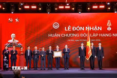 Chủ tịch Quốc hội Trần Thanh Mẫn trao Huân chương Độc lập hạng Nhì của Chủ tịch nước tặng Ủy ban Pháp luật và Tư pháp của Quốc hội. (Ảnh: Doãn Tấn/TTXVN)