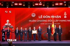 Chủ tịch Quốc hội Trần Thanh Mẫn trao Huân chương Độc lập hạng Nhì của Chủ tịch nước tặng Ủy ban Pháp luật và Tư pháp của Quốc hội. (Ảnh: Doãn Tấn/TTXVN)