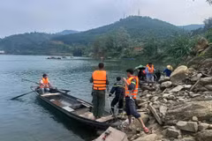Các lực lượng chức năng triển khai tìm kiếm nạn nhân.
