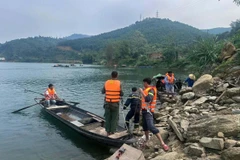 Các lực lượng chức năng triển khai tìm kiếm nạn nhân.