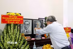 Tổng Bí thư, Chủ tịch nước Tô Lâm dâng hương tưởng nhớ Tổng Bí thư Nguyễn Văn Linh. (Ảnh: Thống Nhất/TTXVN)