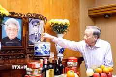 Tổng Bí thư, Chủ tịch nước Tô Lâm dâng hương tưởng nhớ Đại tướng Lê Đức Anh, nguyên Chủ tịch nước. (Ảnh: Thống Nhất/TTXVN)