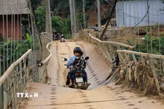 Tuy nhiên, do đây là cây cầu độc đạo nên hàng ngày học sinh vẫn chủ yếu đi về qua cầu treo này. (Ảnh: Anh Thùy/TTXVN)