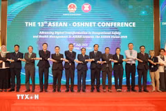 Đại biểu dự khai mạc Diễn đàn chụp ảnh chung. (Ảnh: Trần Lê Lâm/TTXVN)